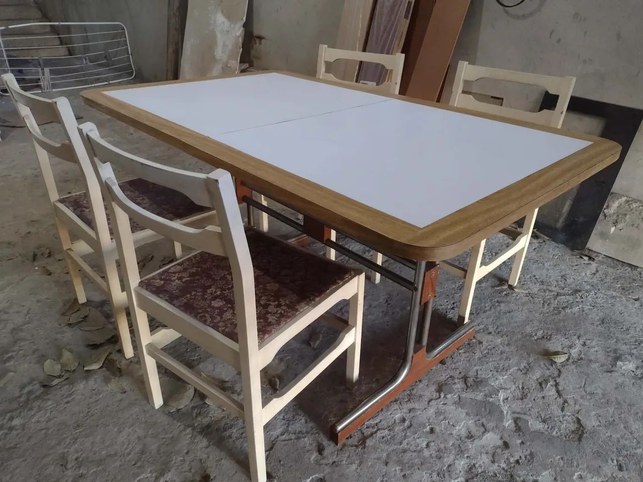 Mesa de madeira com 4 cadeiras 
