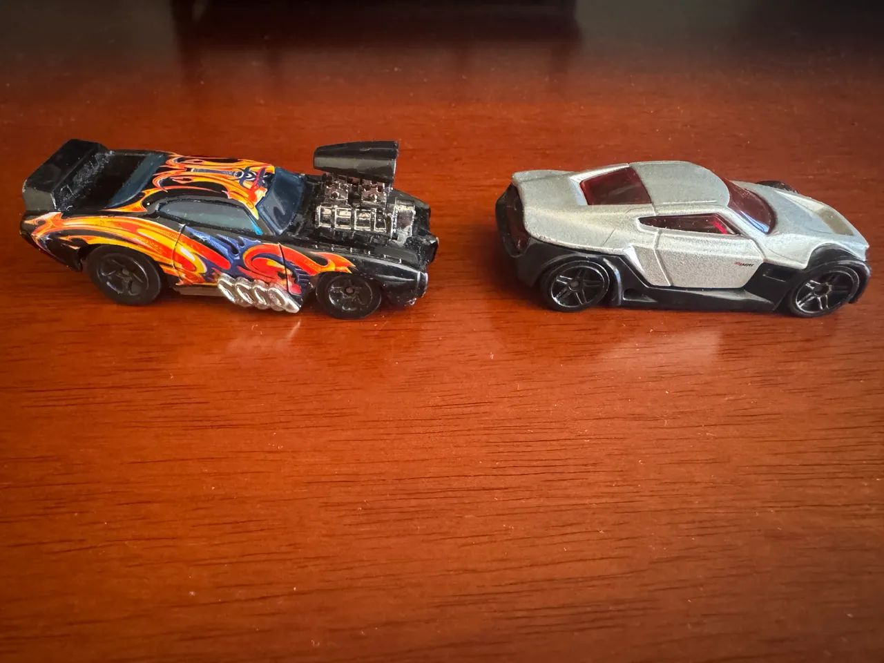 Carrinhos Hot Wheels 2 unidades - Pontiac GTO e Symbolic - Foto 2