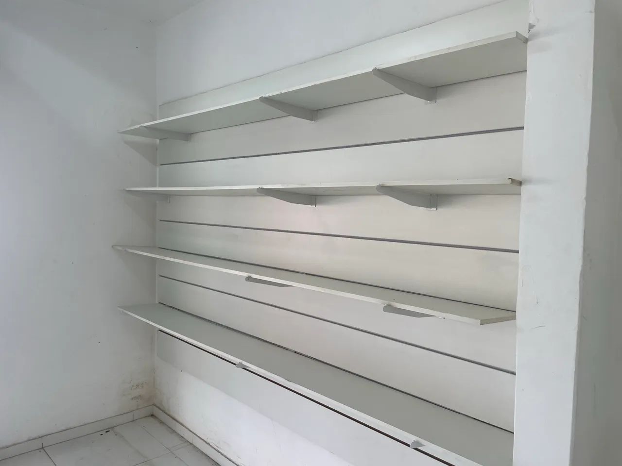 Painéis Canaletados com prateleiras para loja. - Foto 2