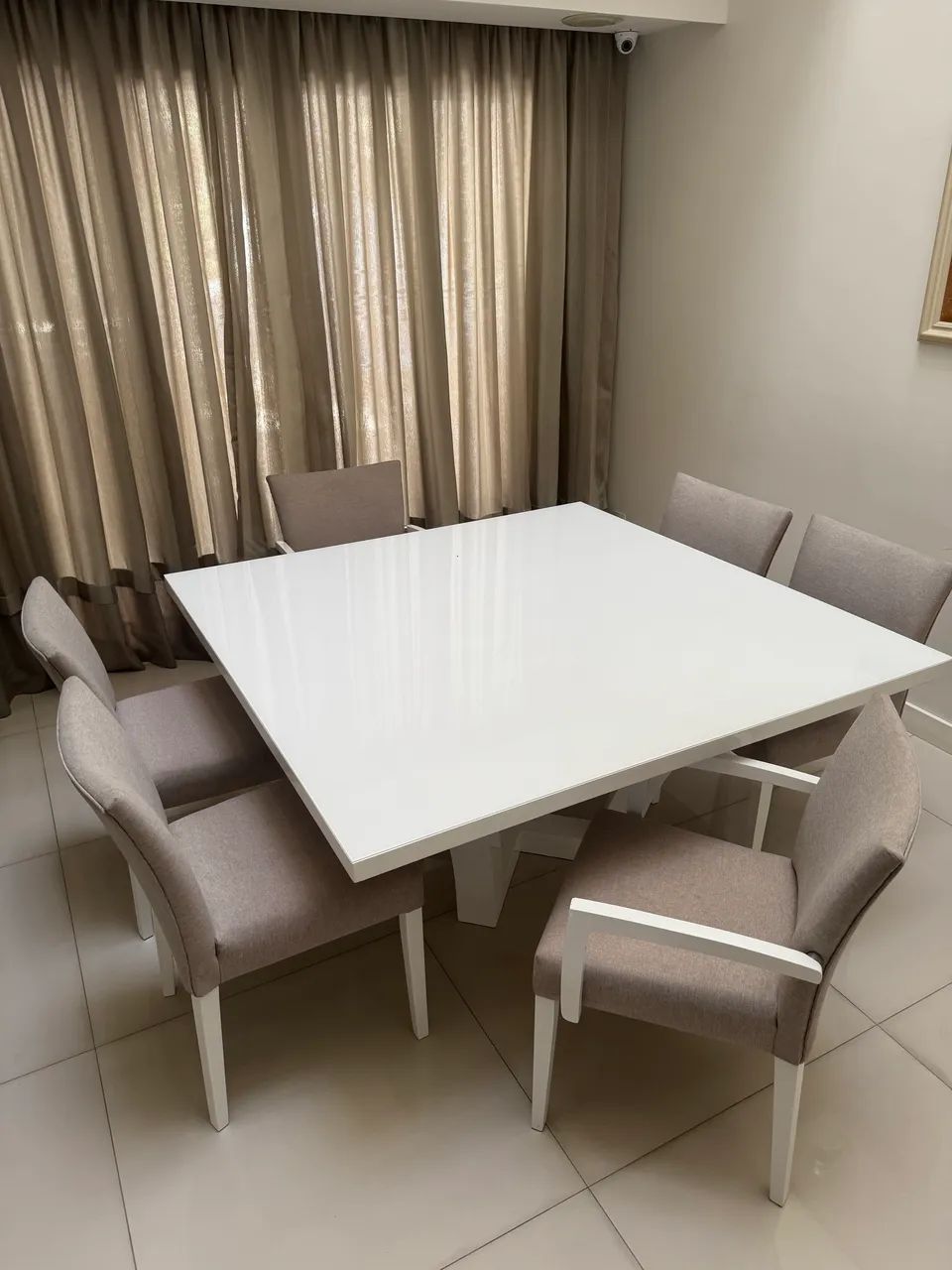 Mesa laca fosca com 4 cadeiras e 2 poltronas em linho 