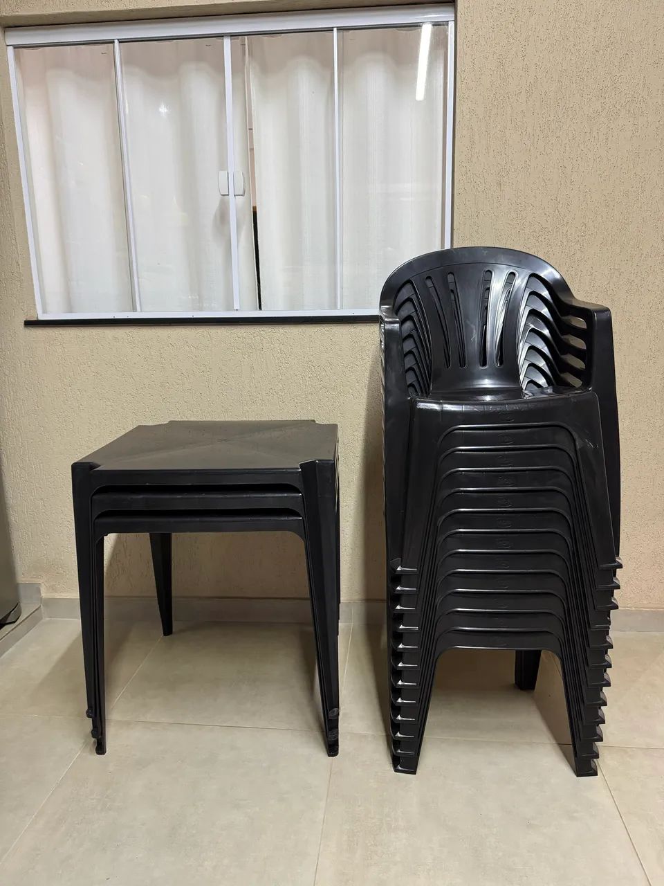3 Mesas com poltronas em plástico!