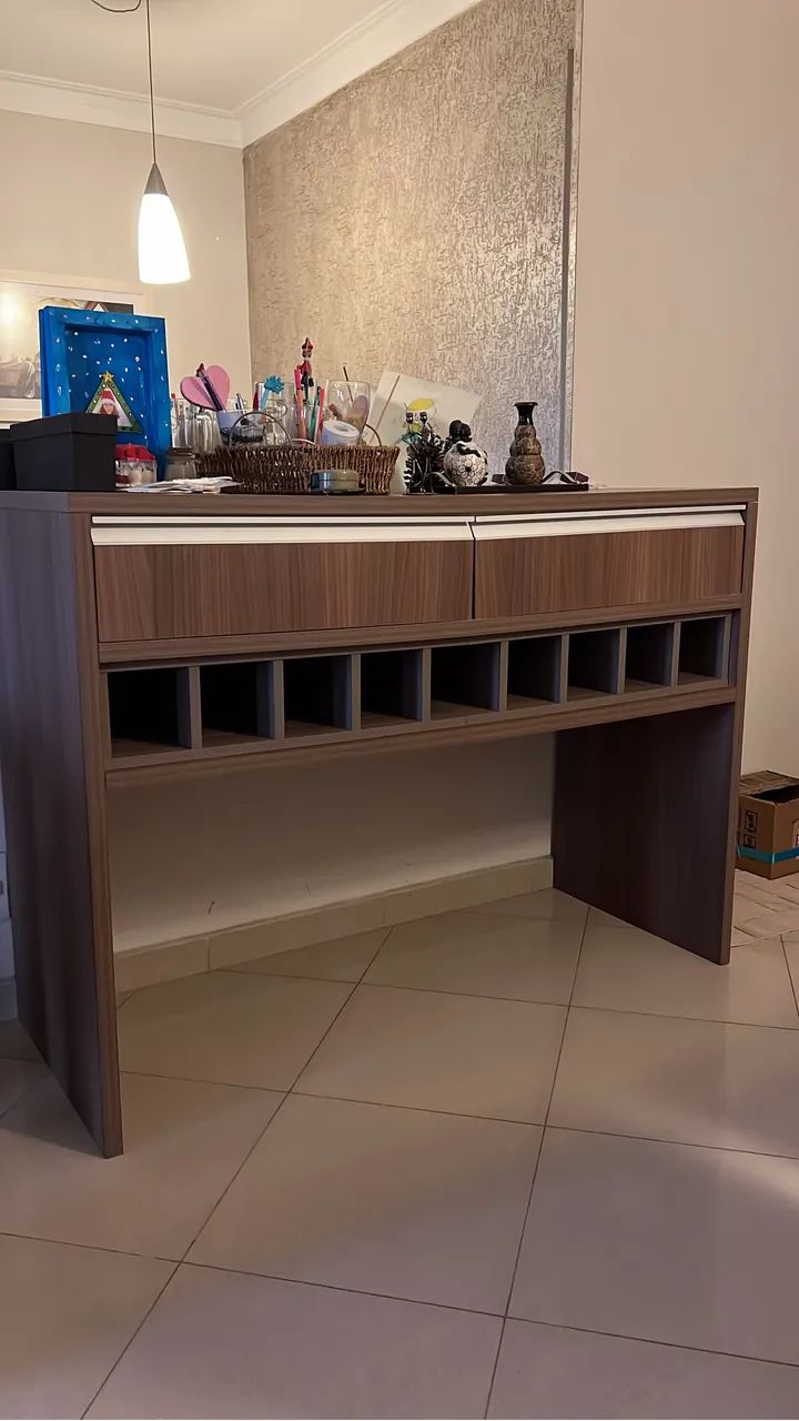 Aparador com duas gavetas e adega