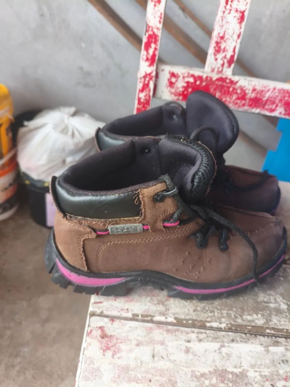 Bota de trilha rosa com marrom 