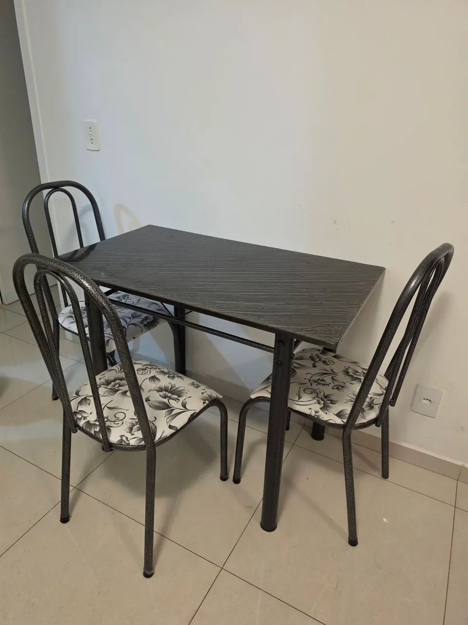 Mesa preta com 4 cadeiras - Foto 2