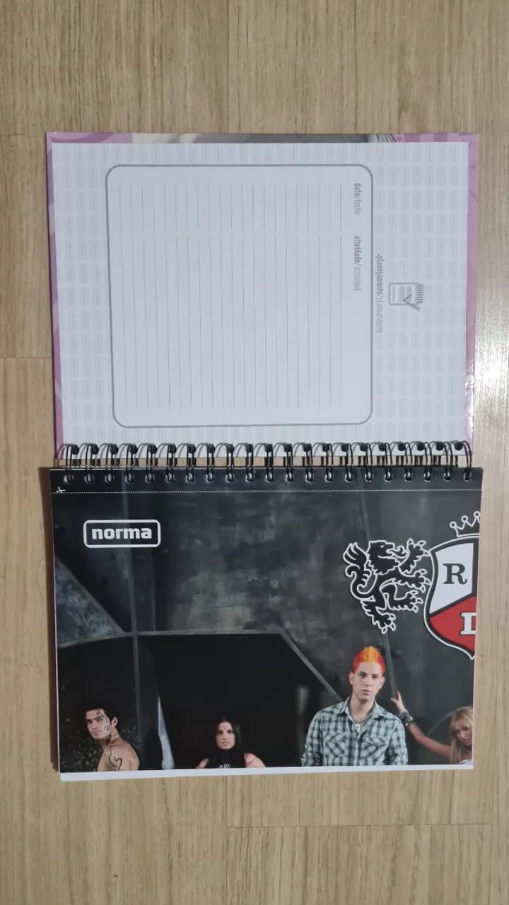Cadernos, réguas, estojo e revista RBD Rebelde - Foto 2
