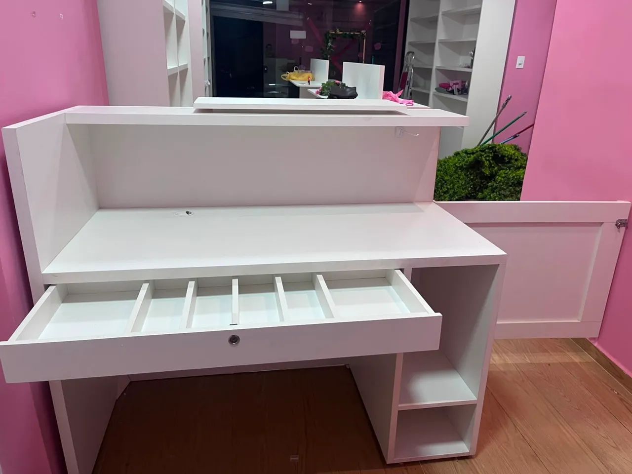     Balcão de loja branco com gaveta e divisórias - Foto 2