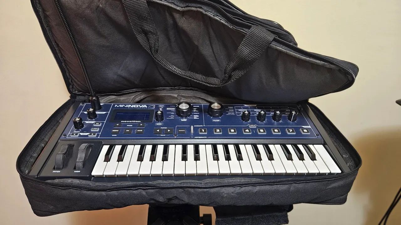 Novation MiniNova + Bag Sob Medida + Sustain - Completo