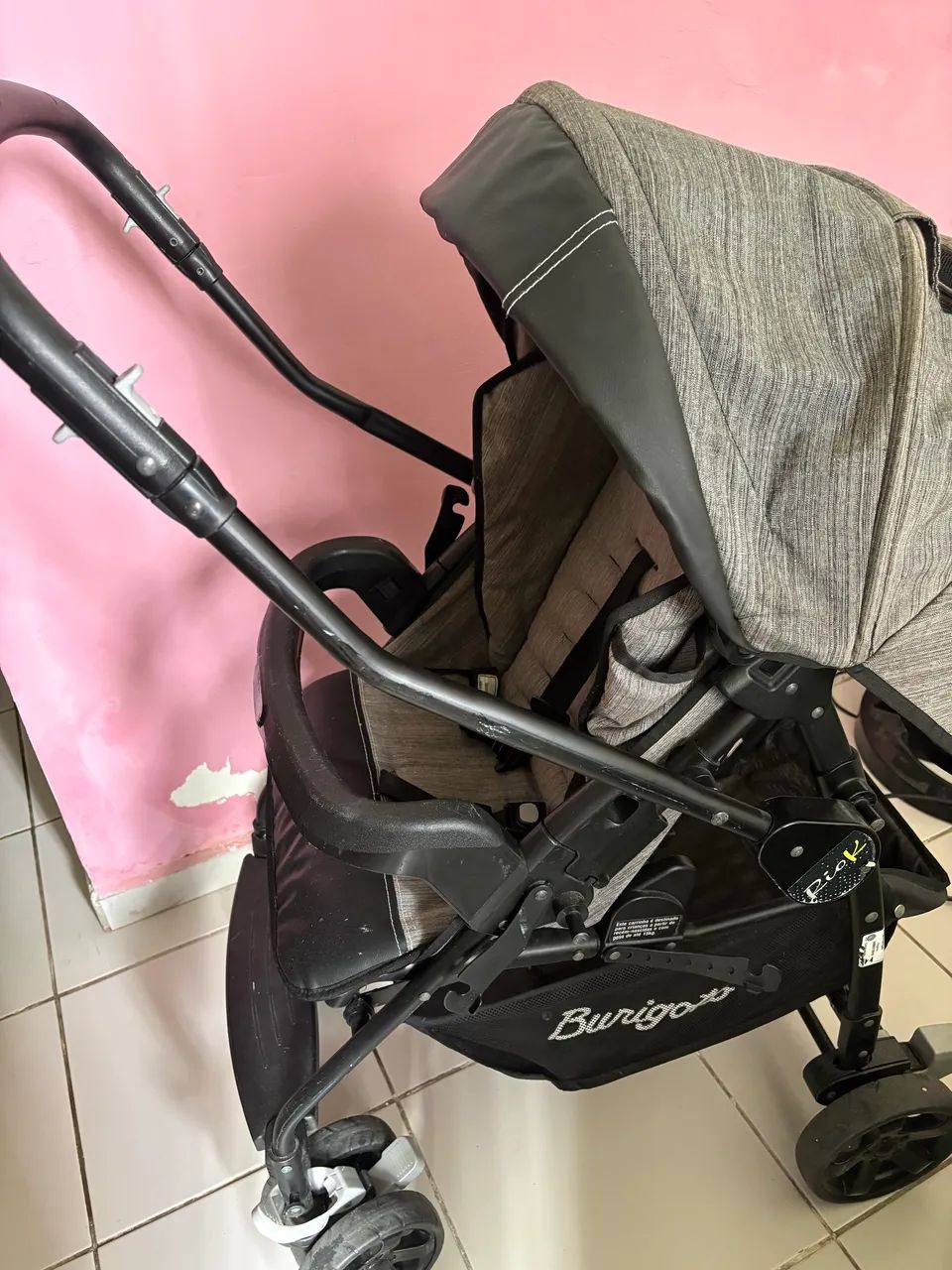 Carrinho de bebê com bebê conforto 