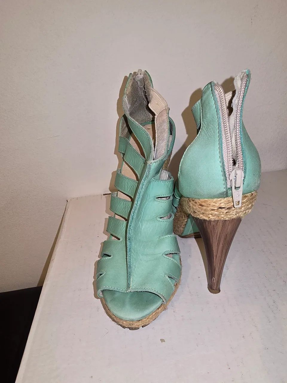 SANDALIA  EM COURO VERDE. SCHUTZ  - Foto 2