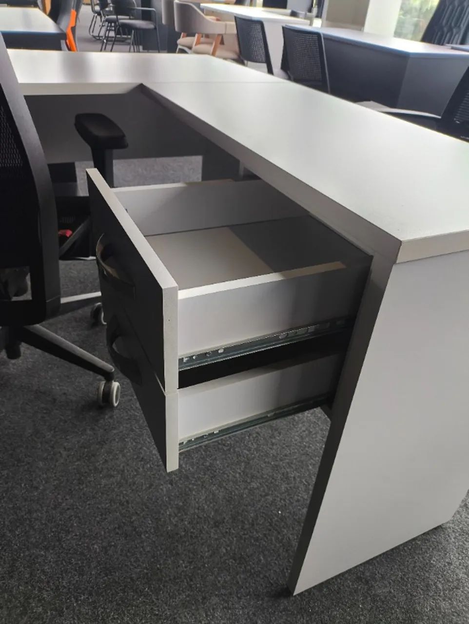 Mesa de Escritório em L Escrivaninha com 2 Gavetas - 0,75x1,50x0,60cm - ENTREGAMOS!! - Foto 2