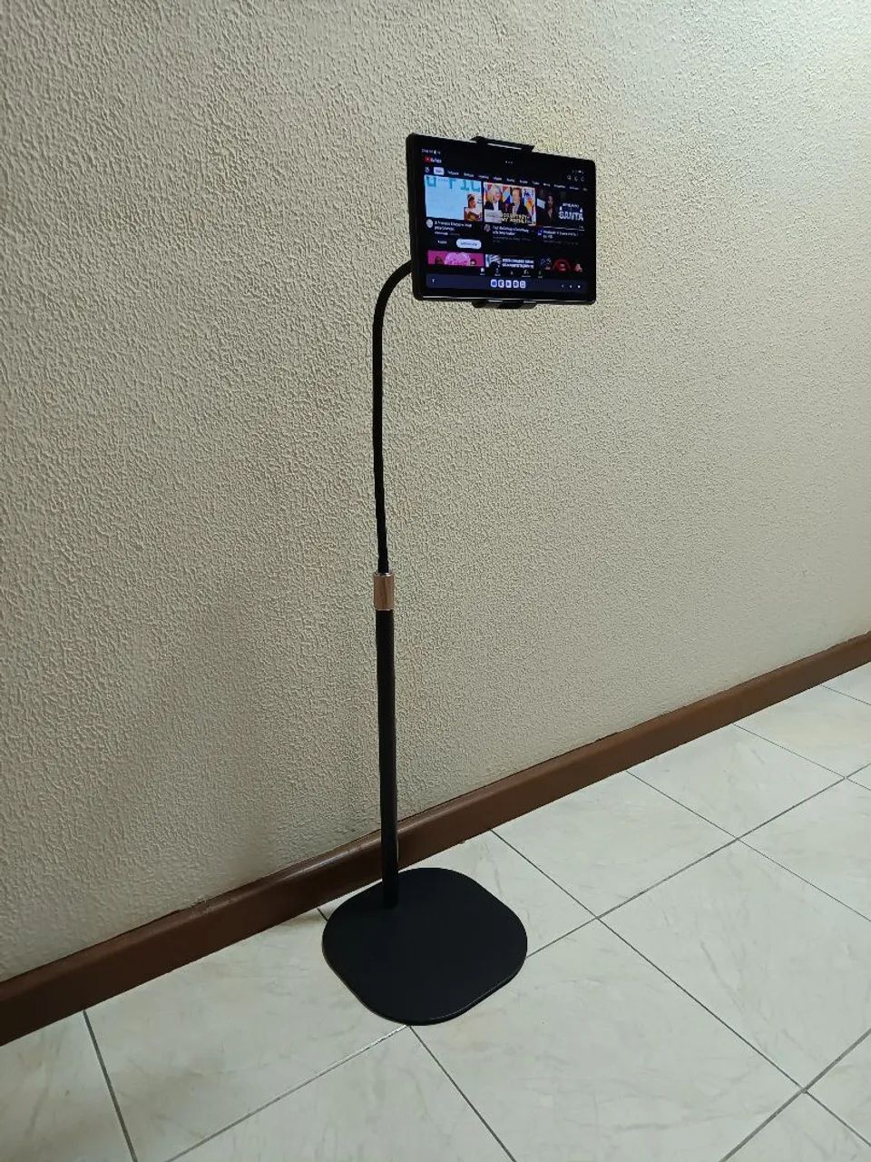 Suporte de chão para celular/tablet