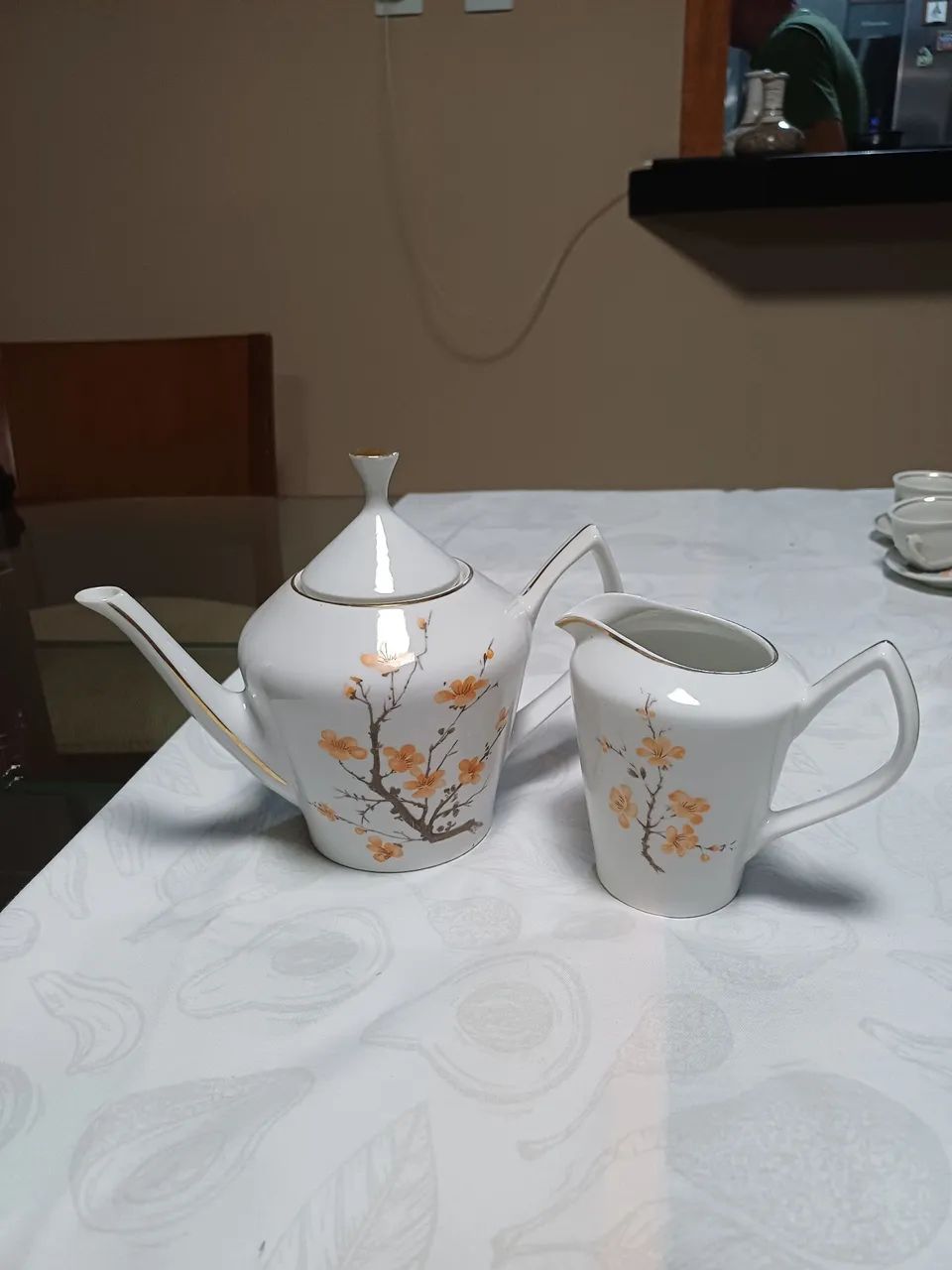 Bule e Leiteira em porcelana Pozzani. Lote com 2 peças. Antiguidade. 