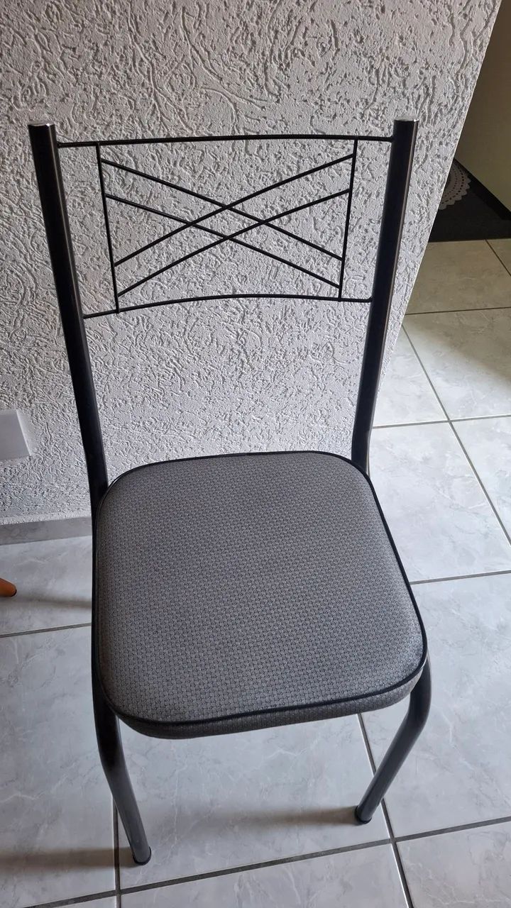Mesa de vidro preto com 4 cadeiras  - Foto 2