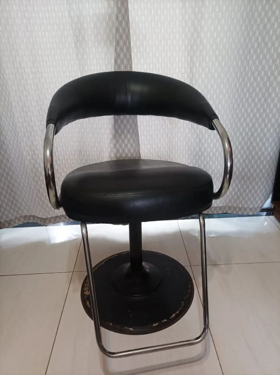 CADEIRA DE BARBEIRO / SALÃO - BOM ESTADO