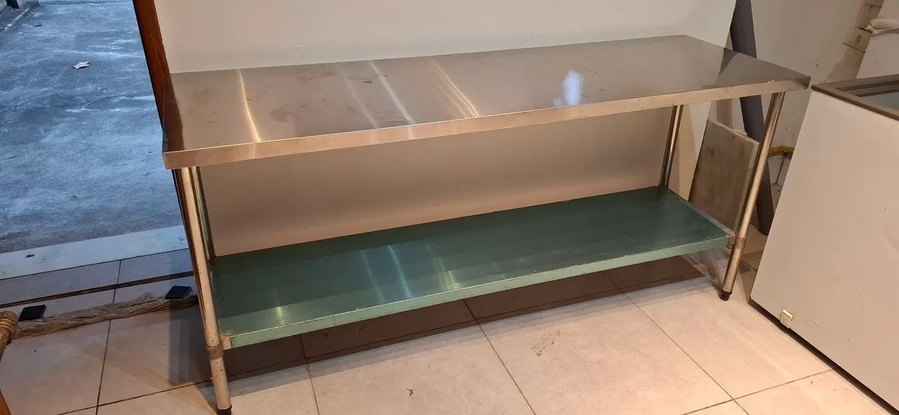 Bancada em inox com duas prateleiras