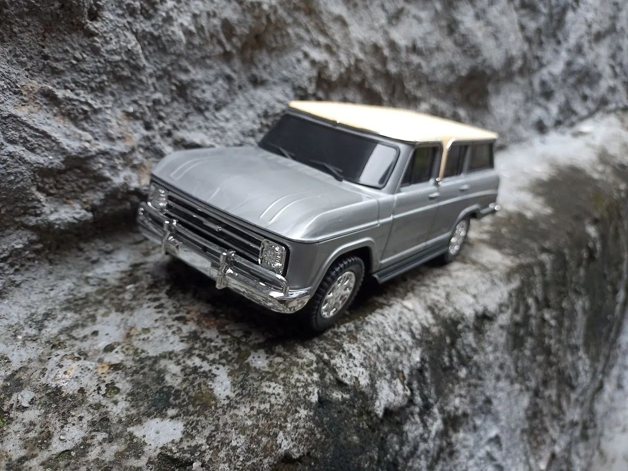 Miniatura de carrinho diverplas.