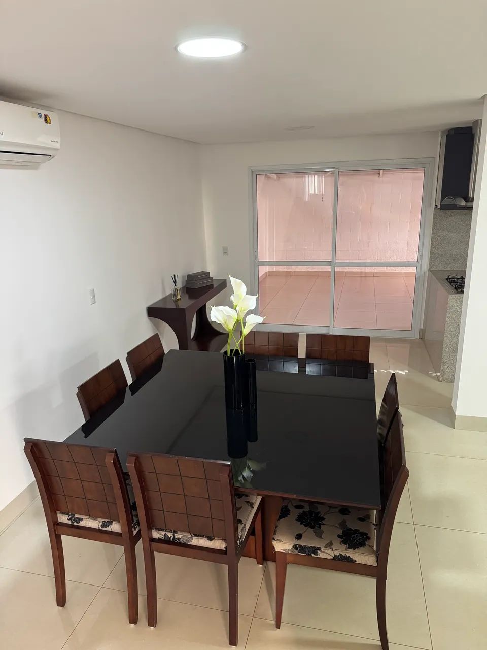 Vendo Mesa de madeira e vidro 8 cadeiras  - Foto 2