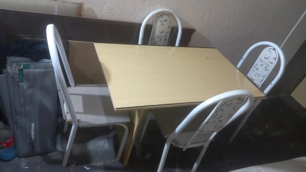 Mesa 4 cadeiras ótimo estado  - Foto 3