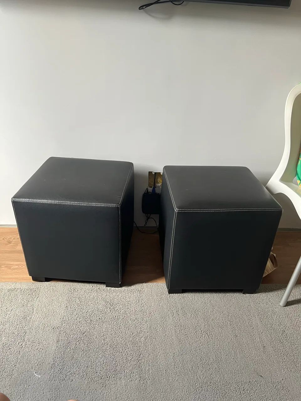 Pufe de couro preto quadrado Tok Stock