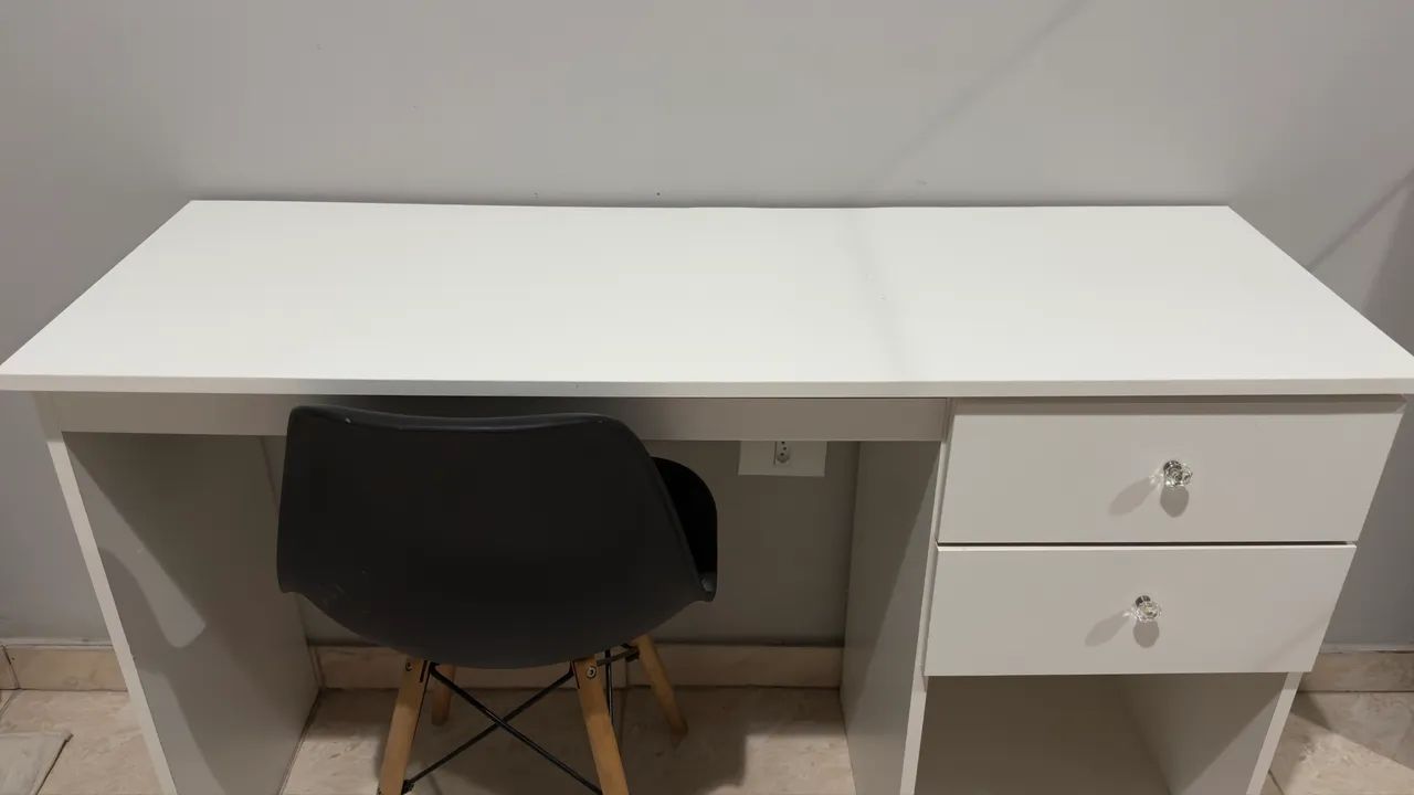 Escrivaninha com gavetas | Acompanha junto 1 cadeira modelo Eames Eiffel na cor preto  - Foto 2