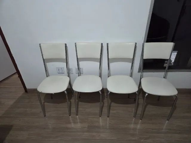 4 white upholstered chairs with chrome frames498181954916198401