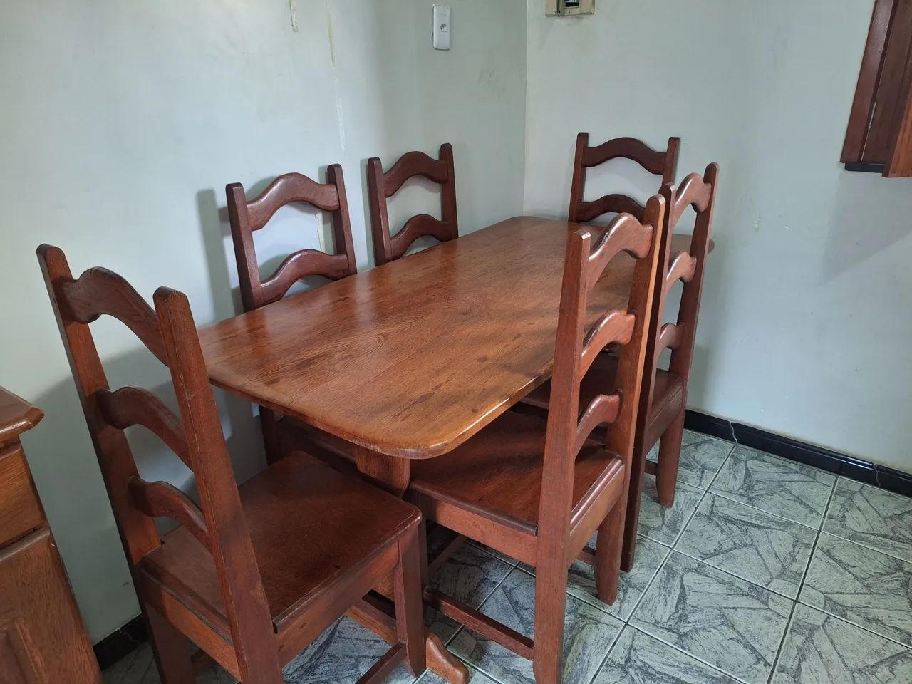 Mesa de madeira maciça 1,50m com 6 cadeiras - Foto 2