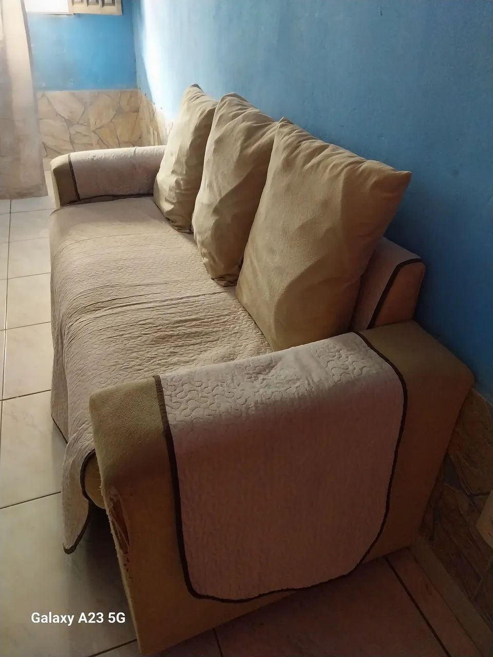 Sofá 3 lugares com almofadas 64962181688193123