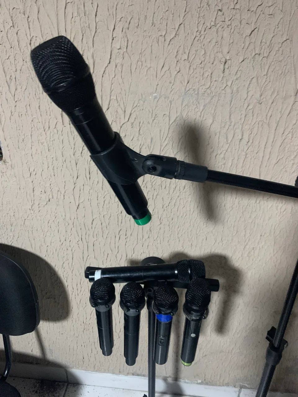 Vendo 3 pares de microfones sem fio, com pedestal 