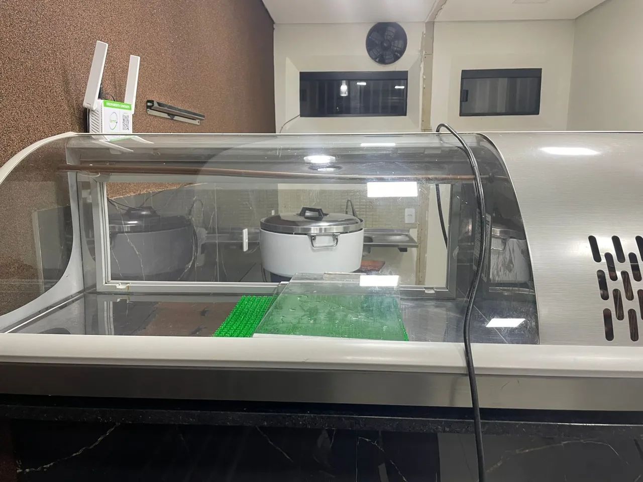 Vende-se vitrine fria para colocar peixe semi nova  - Foto 2