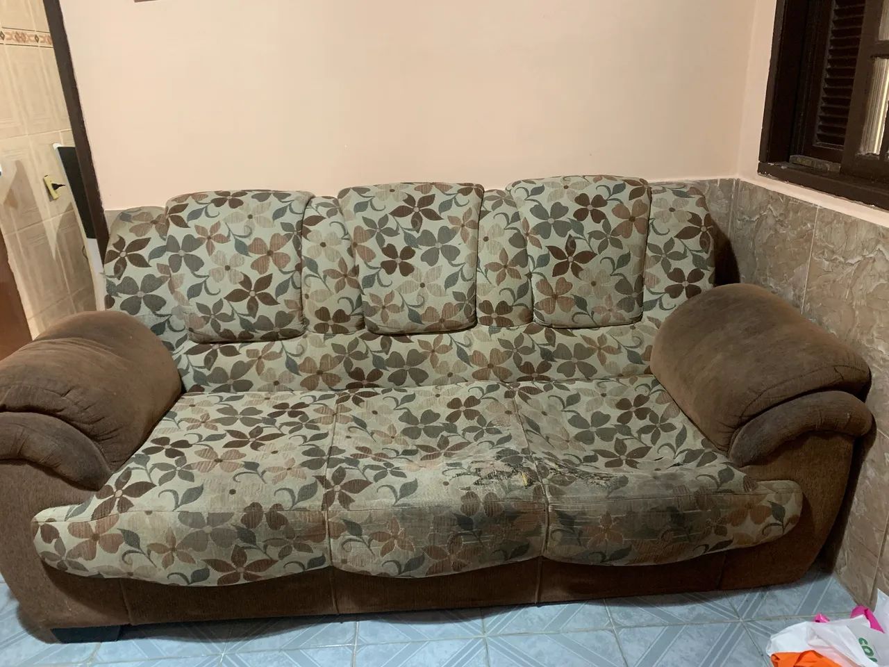 Sofa otima estrutura precisando de reforma - Foto 4