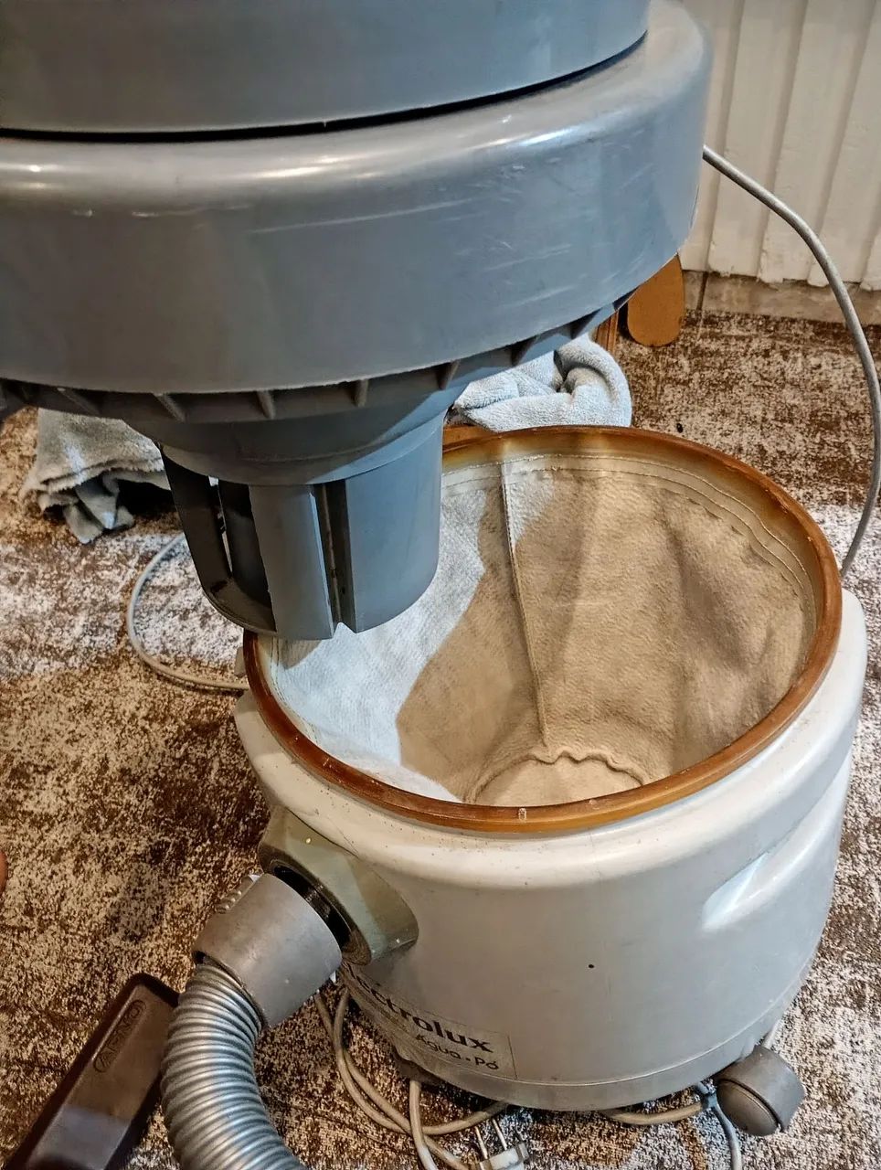 Aspirador de água e pó bonito em estado de novo