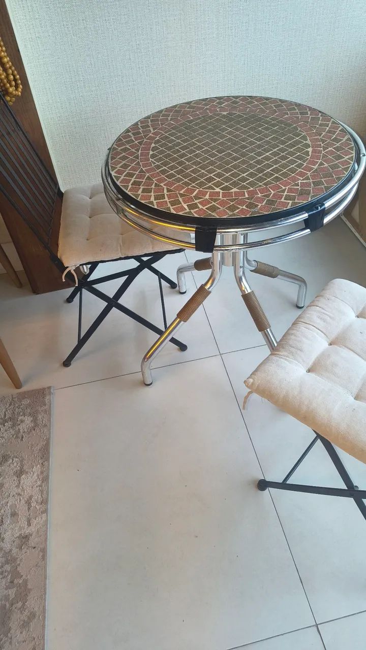 Vendo conjunto de mãezinha e cadeiras