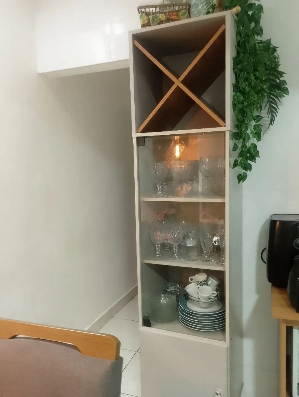 Cristaleira feita em marcenaria 