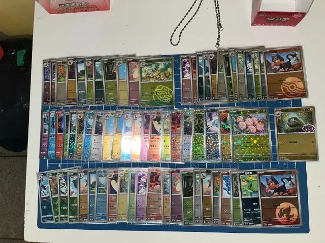 Lote Cartas + Lata Pokémon OFICIAL China