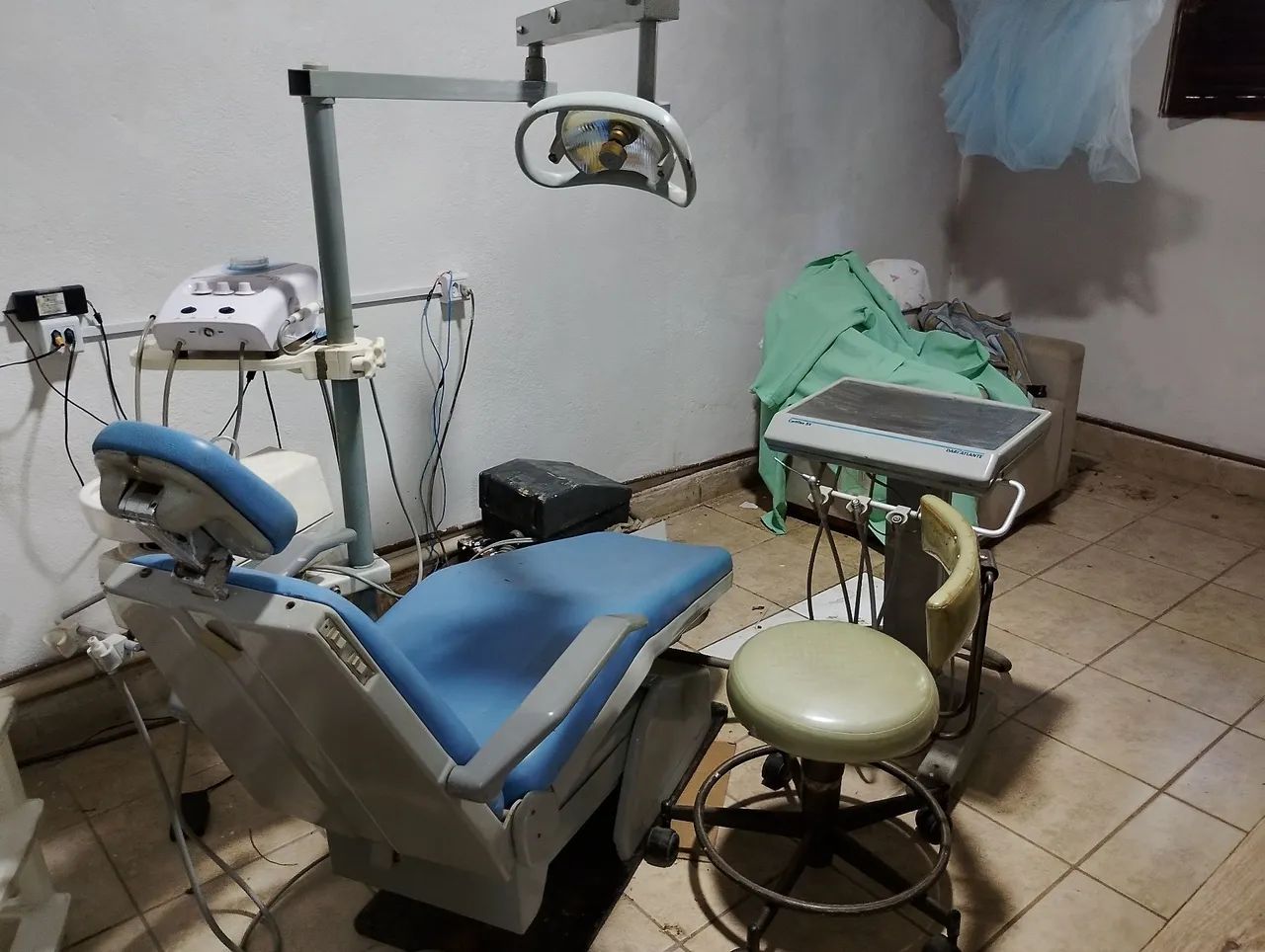 Cadeira odontológica completa, com mocho 