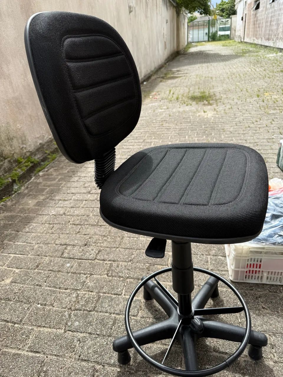 Cadeira  giratória alta semi nova  - Foto 2