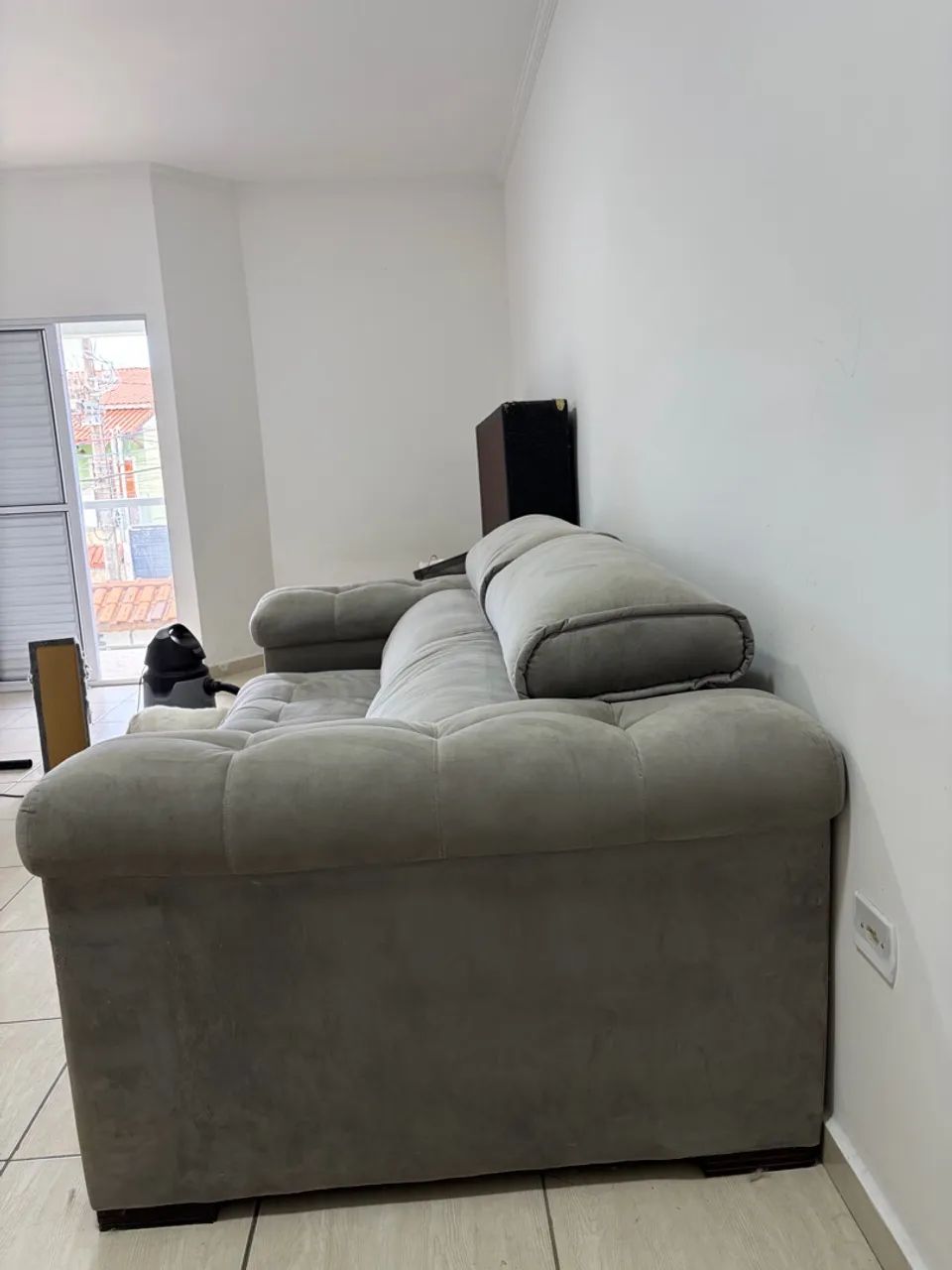  Sofá Retrátil Cinza em Veludo - Foto 4