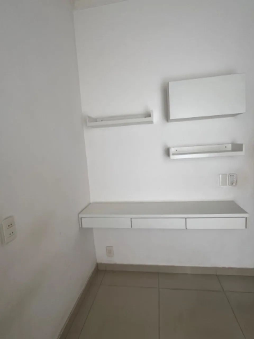 Mesa com nichos 