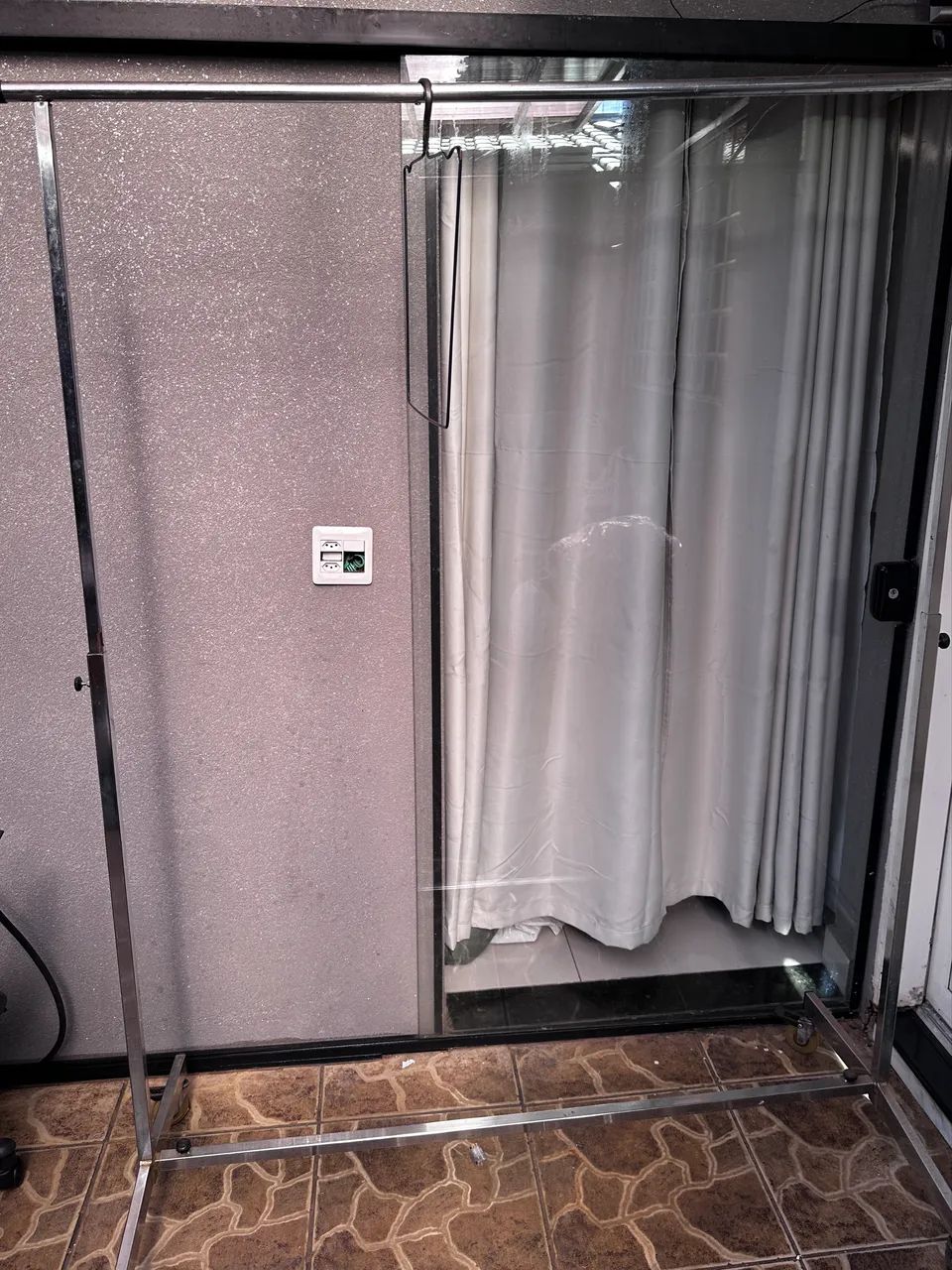 Arara cromada para trajes longos 
