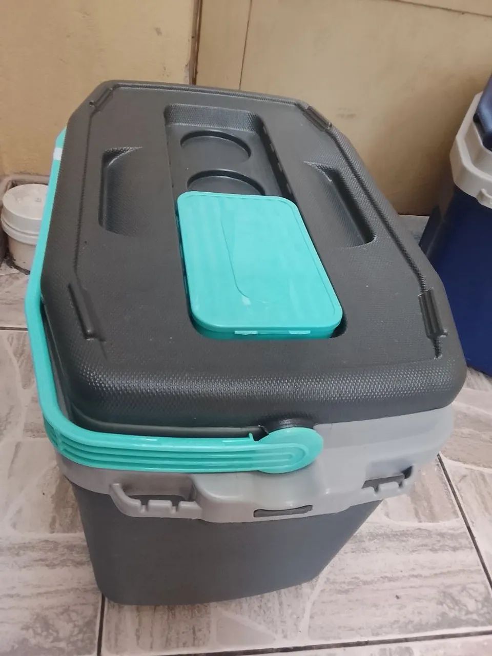 Caixa térmica grande 32 litros semi nova