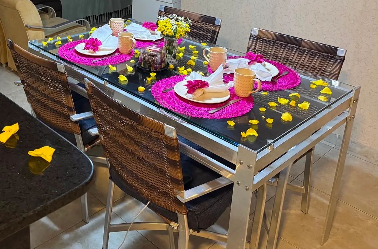 Mesa com 4 cadeiras de vidro com pés de alumínio 