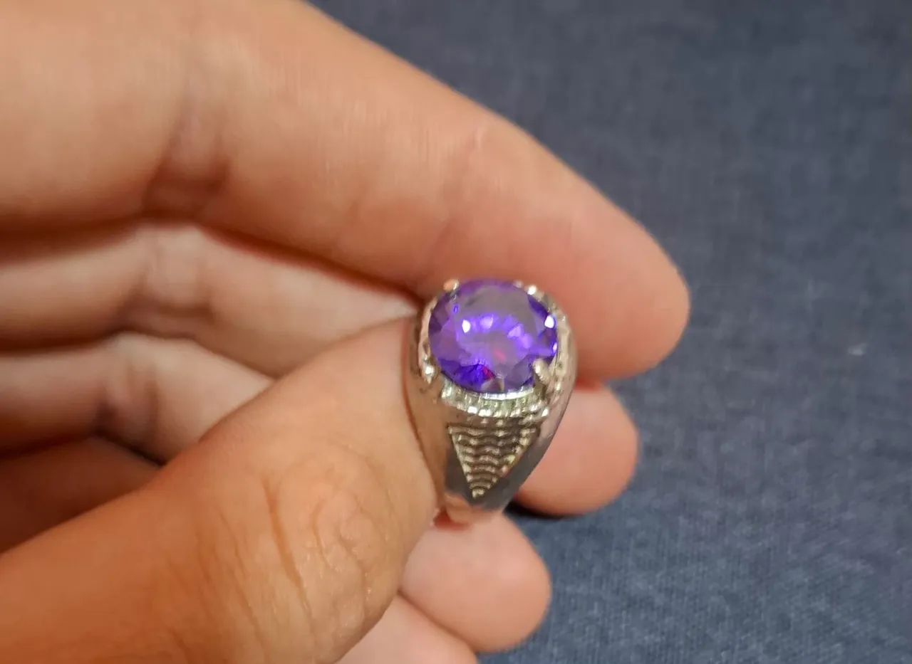 Anel prata com zircônia roxa
