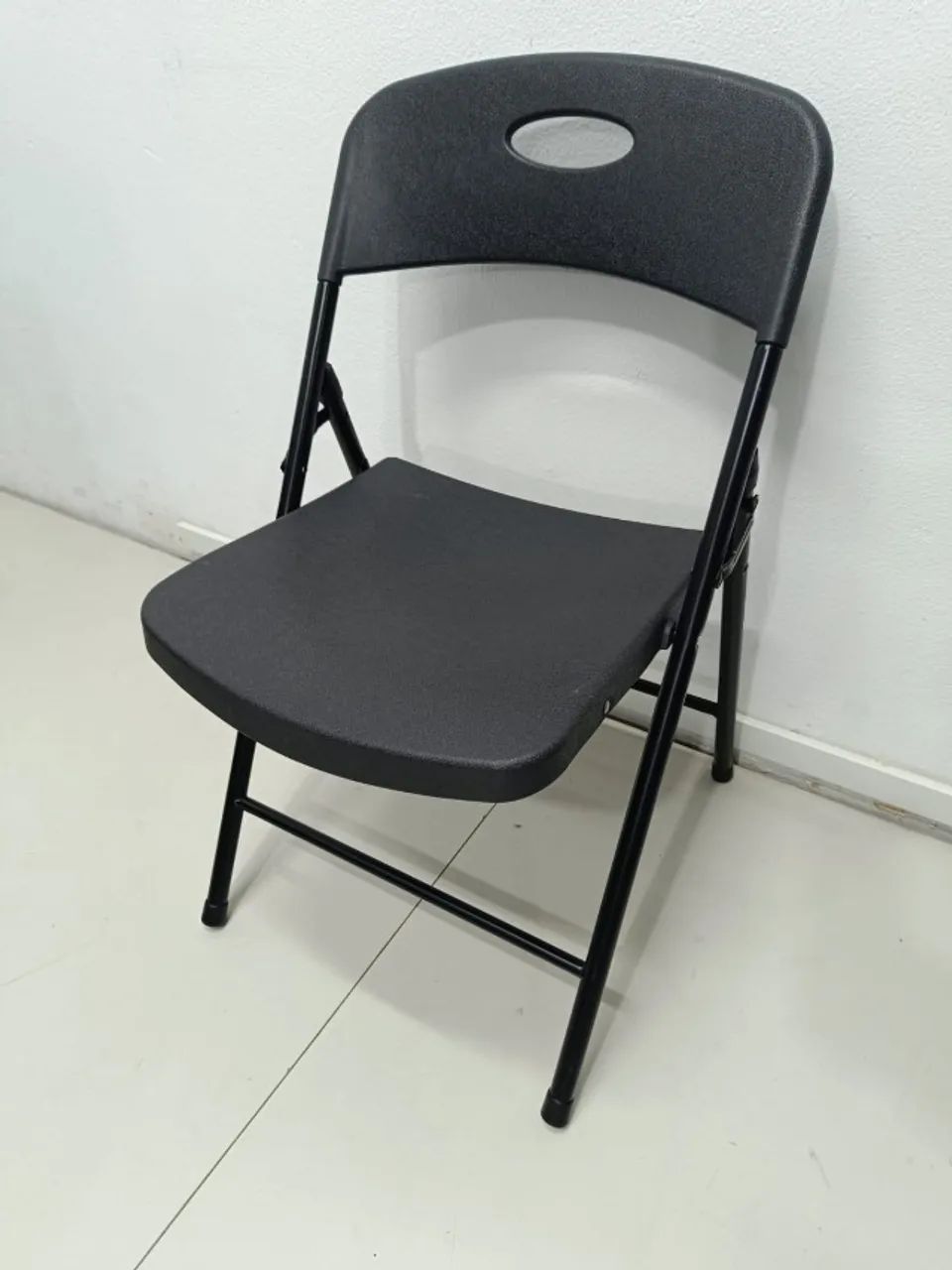 Cadeira de plástico seminova - Foto 2