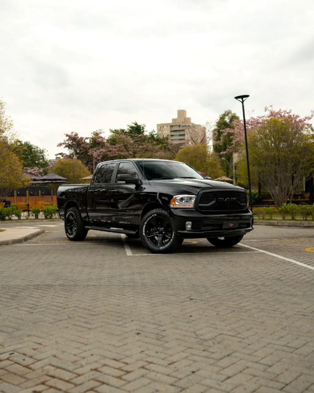 Ram Classic 1500 CLASSIC LAR. NIGHT ED 5.7 4X4 AUT. 2023