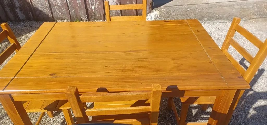 Mesa de pinus de 1,10x75, seminova, com 4 cadeiras. - Foto 3
