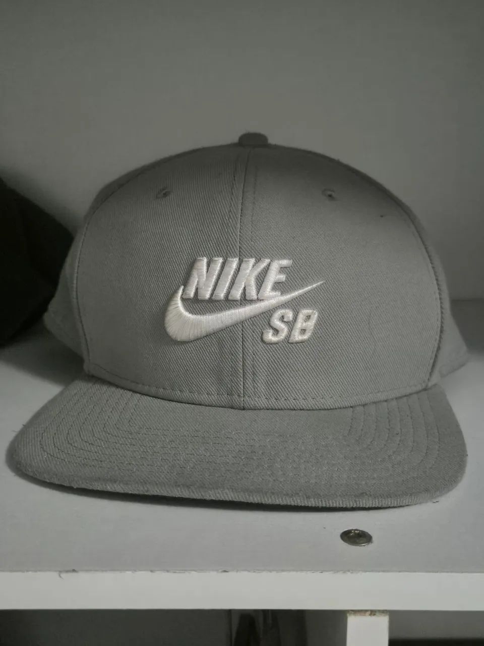 Boné Nike SB aba reta, cinza