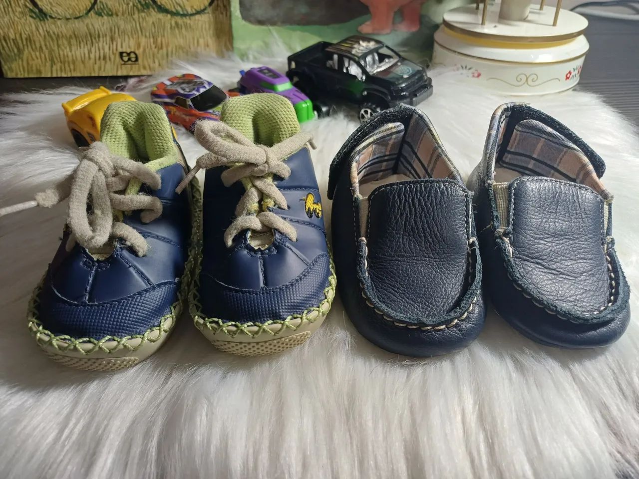 2 calçados infantis,  1 mocassim Ortopé de couro legítimo + 1 tênis Tigor, ambos azuis.