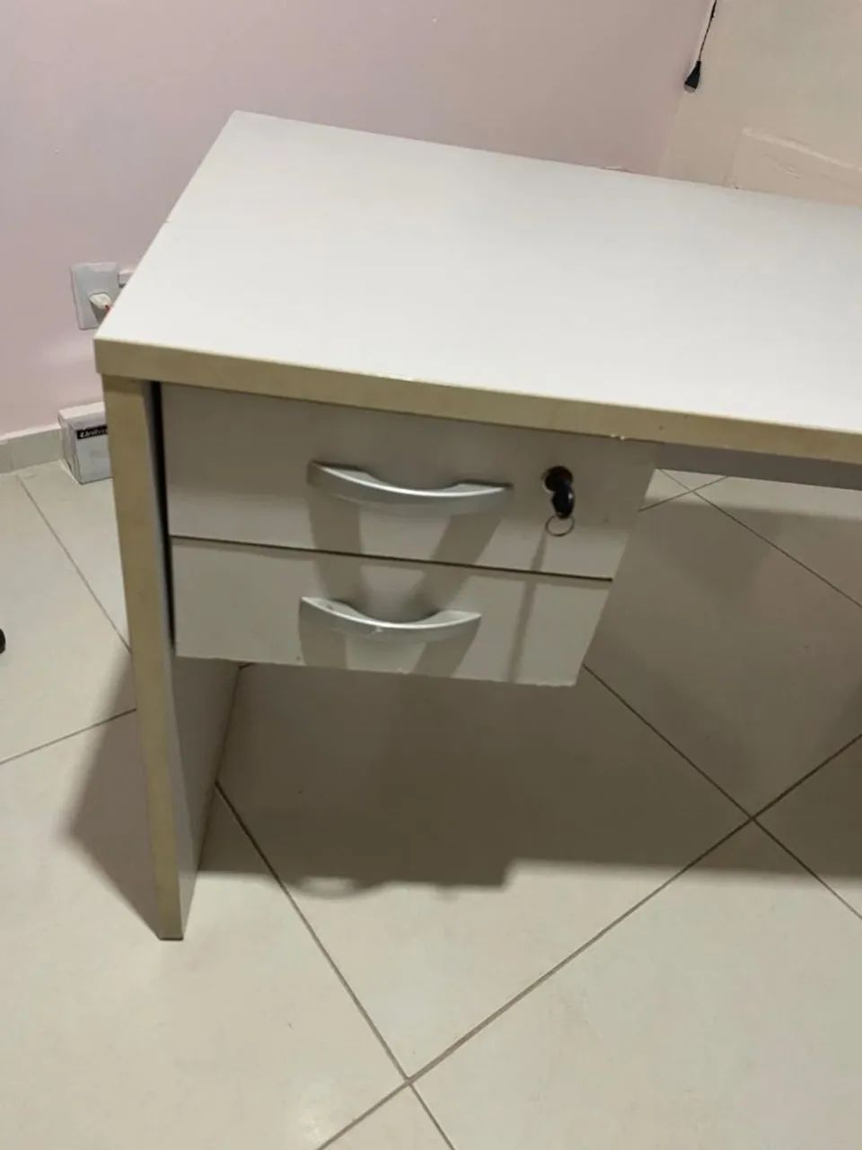 Mesa de escritório com duas gavetas  - Foto 5