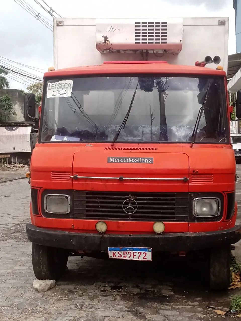 608 com baú termico 