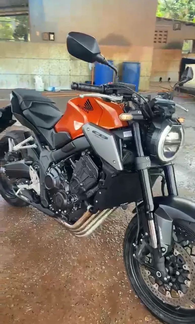 Vende-se Cb 650r 2024 com acessórios, em dias.  - Foto 2